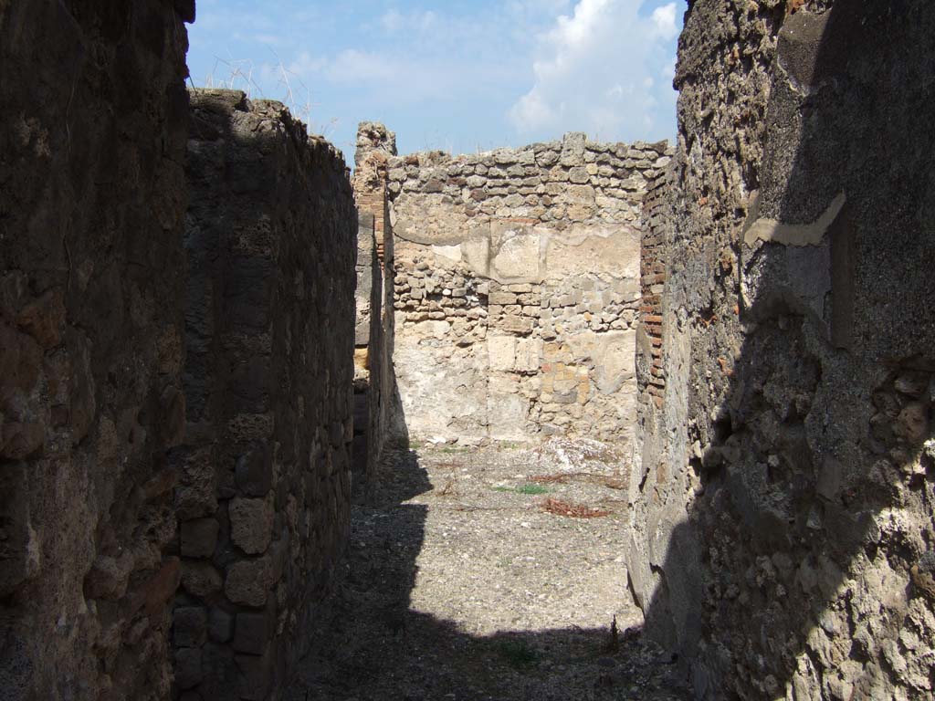 VII.15.4 Pompeii.  September 2005.  Tiled floor in latrine.