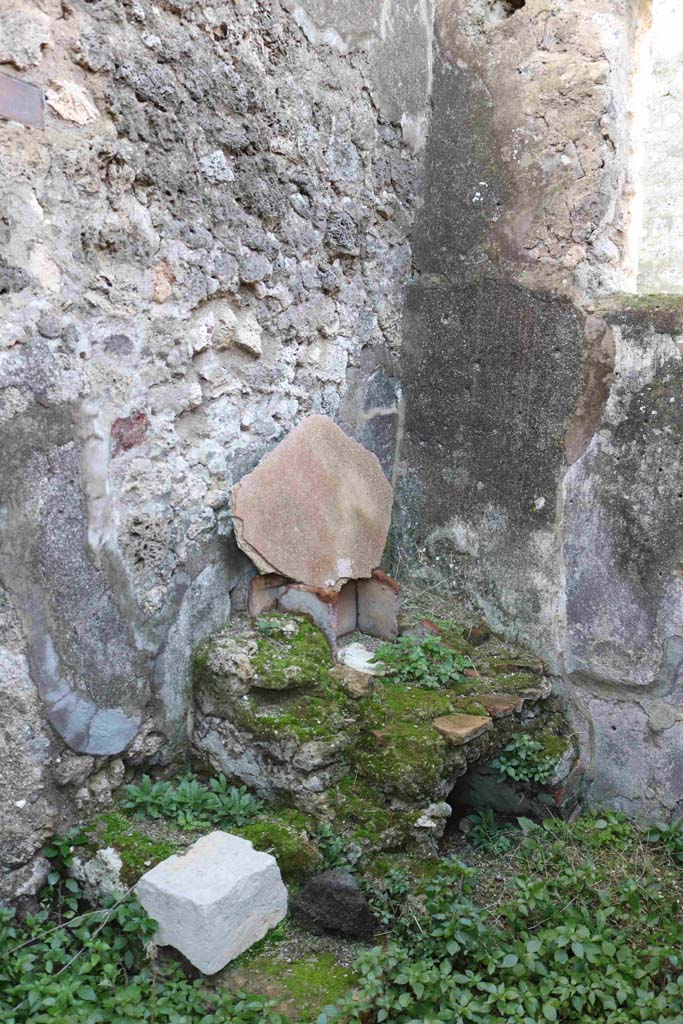 VII.15.4 and VII.15.5 Pompeii. September 2005. Upper storey with hanging balcony

