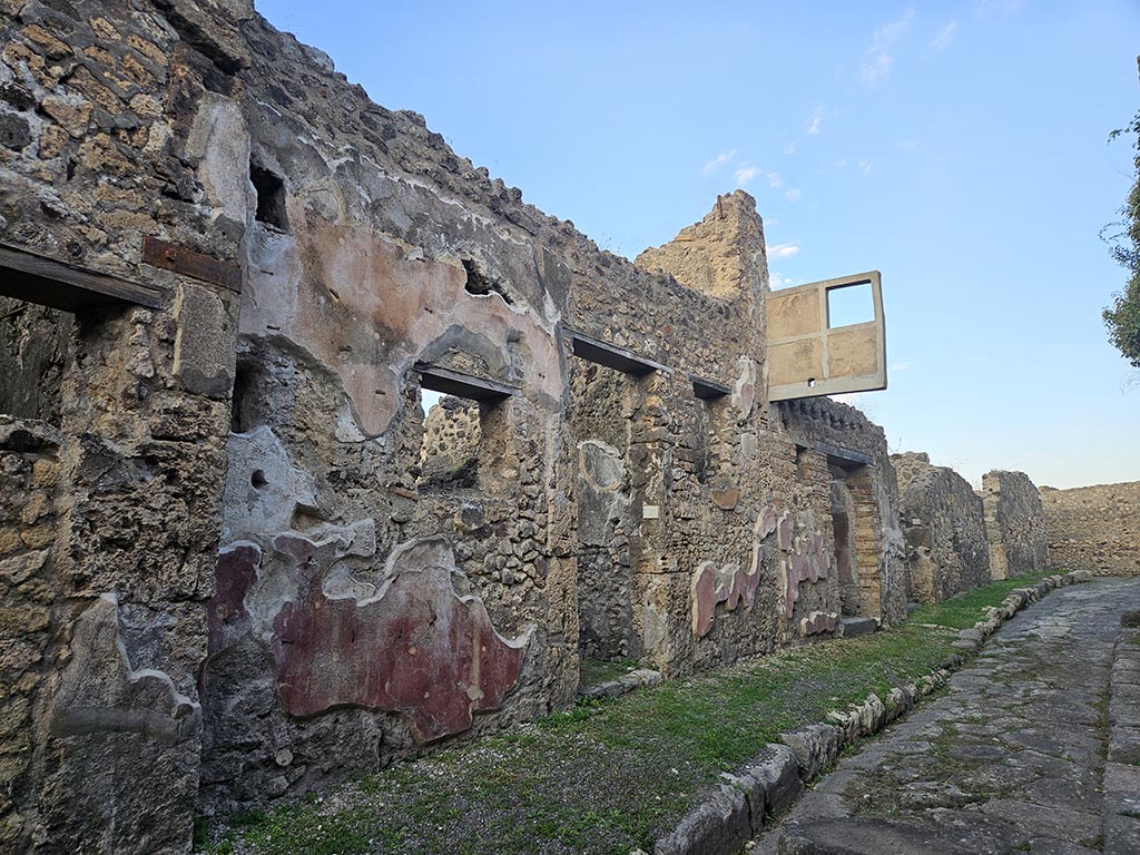 VII.15.5 Pompeii. September 2005. Looking east to entrance doorway and hanging balcony.