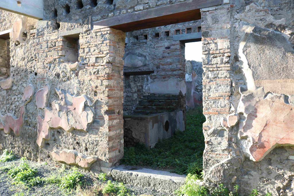 VII.15.5 Pompeii. September 2005. Looking north across small atrium or yard towards rear rooms.