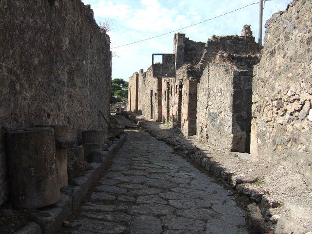 VII.7 Pompeii. December 2007. Vicolo del Gallo looking west. VII.15.7 on right.