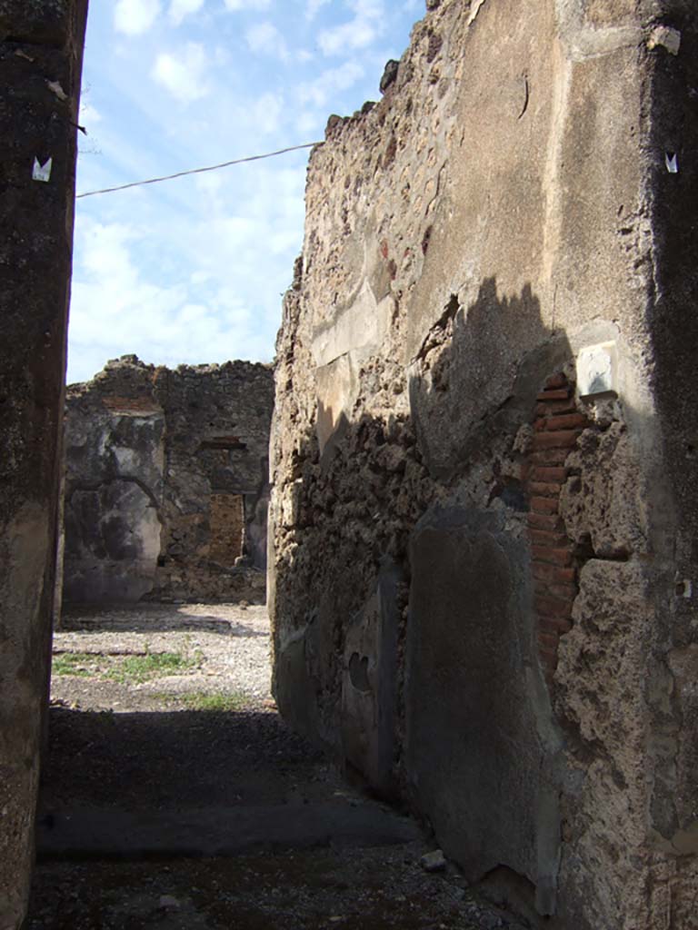 VII.15.8 Pompeii. September 2005. Entrance doorway, looking west.
