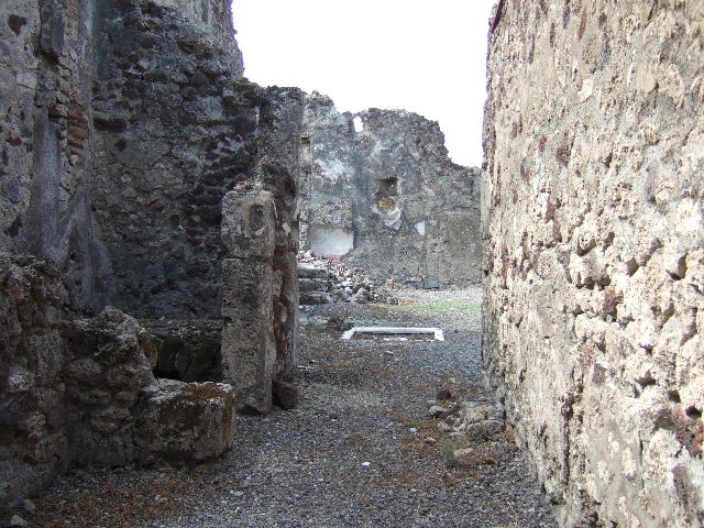 VII.15.9 Pompeii. September 2005. Doorway to kitchen and latrine on south side of entrance corridor.