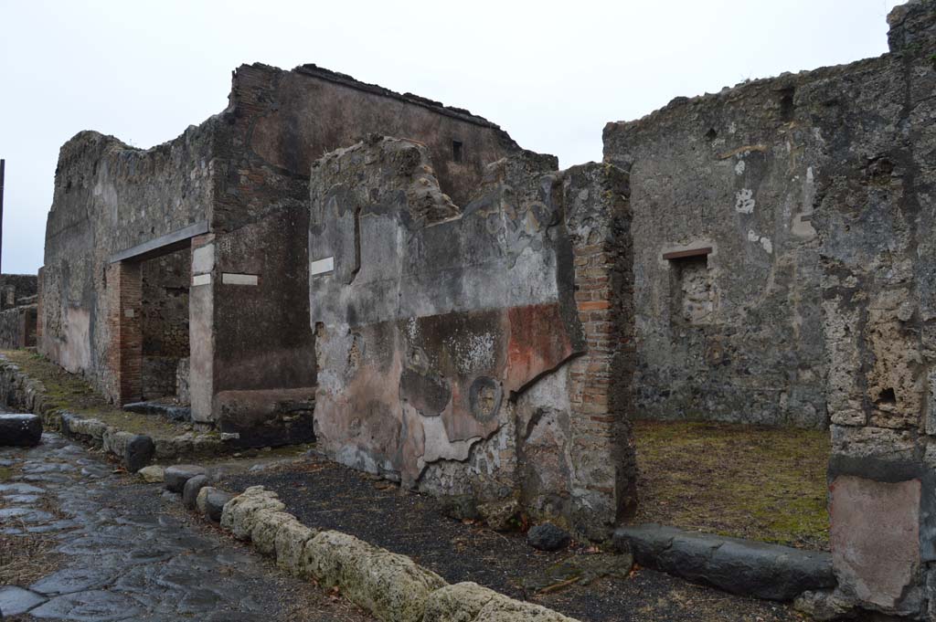 VII.15.12 Pompeii. September 2005. Looking south across vestibule towards corridor to atrium and rear of house. According to Boyce, in the east wall of the central atrium-like room was a shallow, rectangular niche of unusual proportions. Its walls were coated with yellow stucco and decorated with red stripes; the Bull. Inst. referred to it as “forse un larario”.
Bull. Inst., 1874, 71. See Boyce G. K., 1937. Corpus of the Lararia of Pompeii. Rome: MAAR 14. (p.72, no.333)