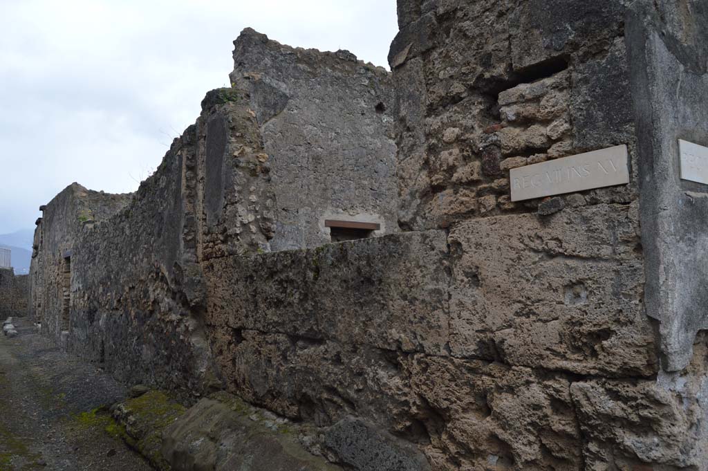 VII.15.12 Pompeii. March 2018. 
Exterior wall in Vicolo del Gallo, looking into vestibule through large window. Looking south-west.
Foto Taylor Lauritsen, ERC Grant 681269 DÉCOR.
