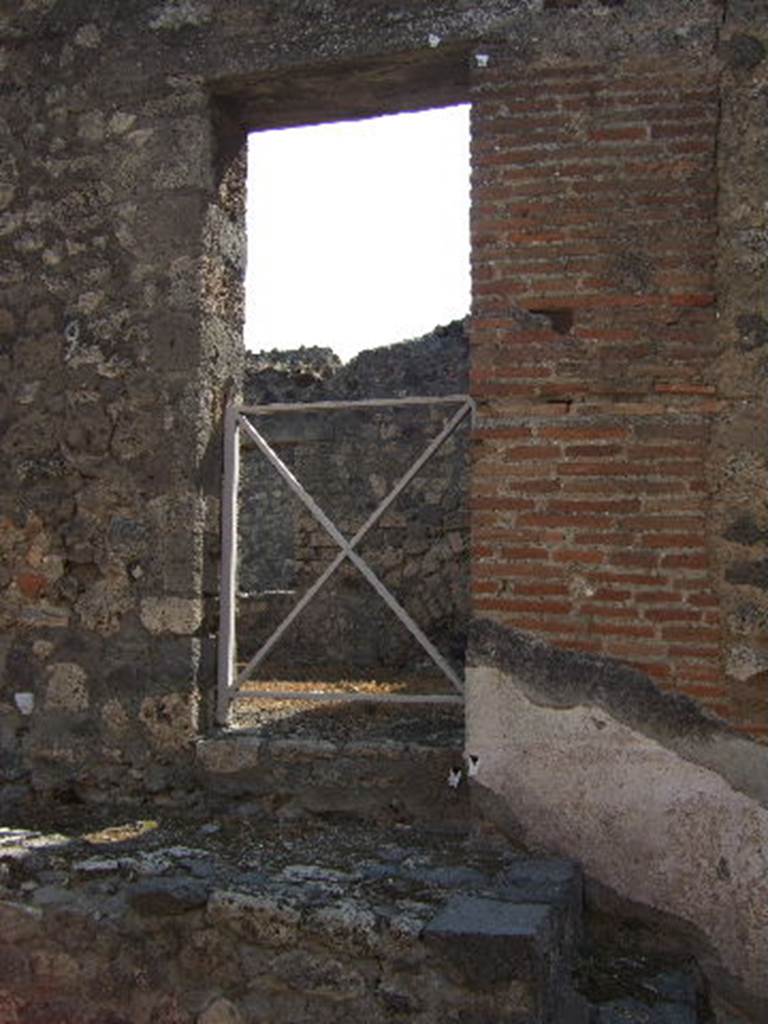 VII.15.15 Pompeii. September 2005. Looking south from entrance doorway.

