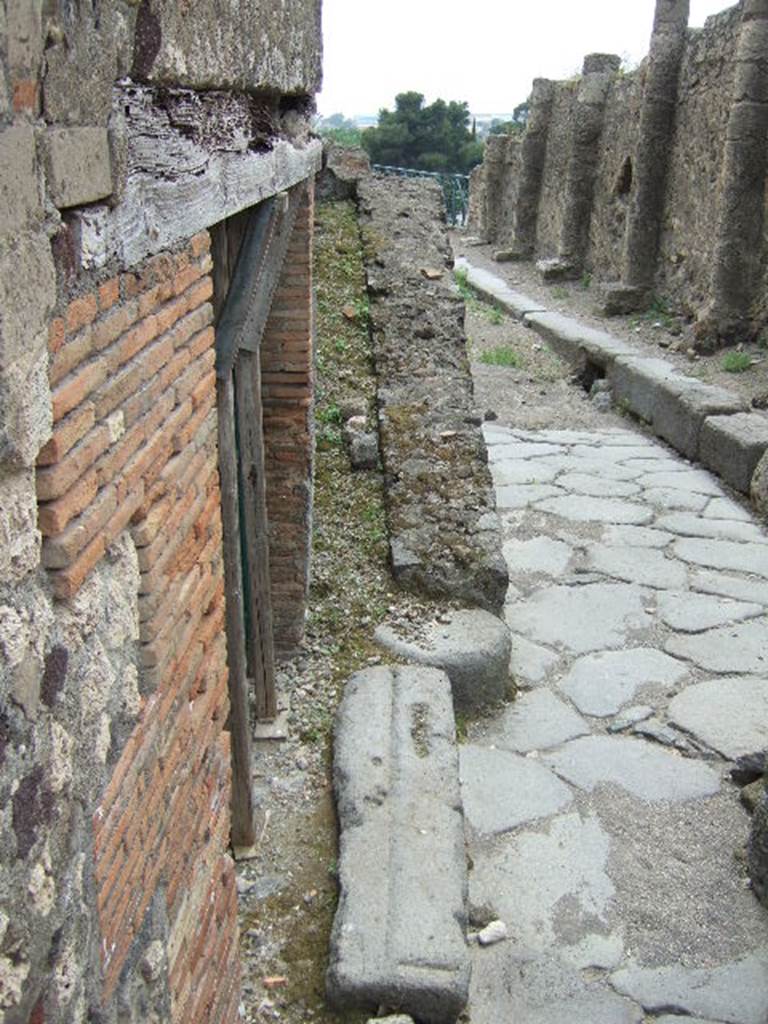 VII.15.16 Pompeii. September 2005. Entrance to granary.