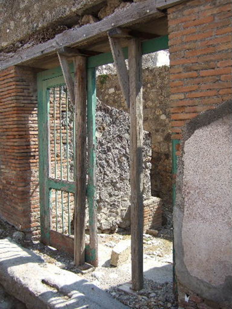 VII.15.16 Pompeii. May 2006. Looking south from entrance doorway.