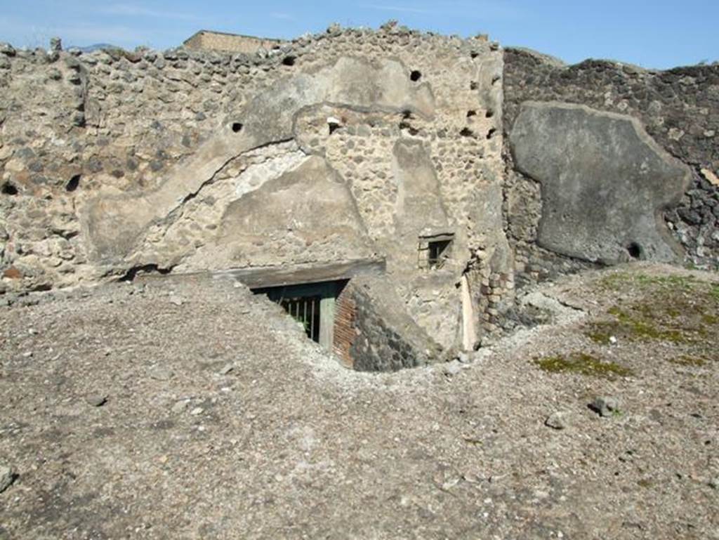 VII.15.16 Pompeii. March 2009.
Looking north to uncovered area at street entrance to granary, below the rooms of VII.15.2 on east side of garden area. Room C is seen on the right.