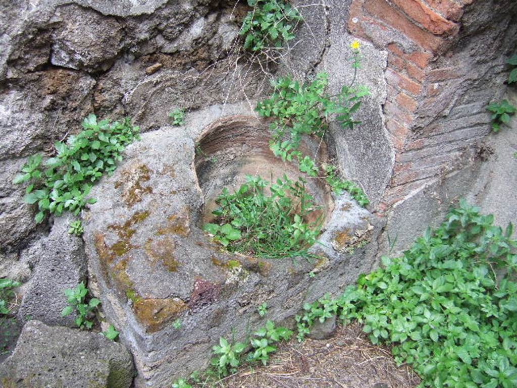 VII.15.16 Pompeii. May 2006. Remains of a dolia built into a platform in front of oven in courtyard (�). 