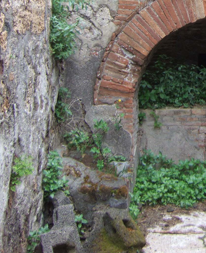 VII.15.16 Pompeii. May 2006. Oven courtyard (�). 
According to Franklin, fragments of a single catillus from a large donkey mill and of a second disc like hand mill still lie in the courtyard.
See Franklin, J.L. (Jnr) 1990. Pompeii, the Casa del Marinaio and its history. SAP, monograph 3. Roma; L�ERMA di Bretschneider, p. 36.
According to Mau in BdI 1874, p. 155, he only observed a mill.

