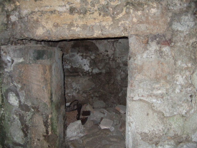 VII.15.16 Pompeii.  Granary.  May 2006.  Kneading room on south side of oven.