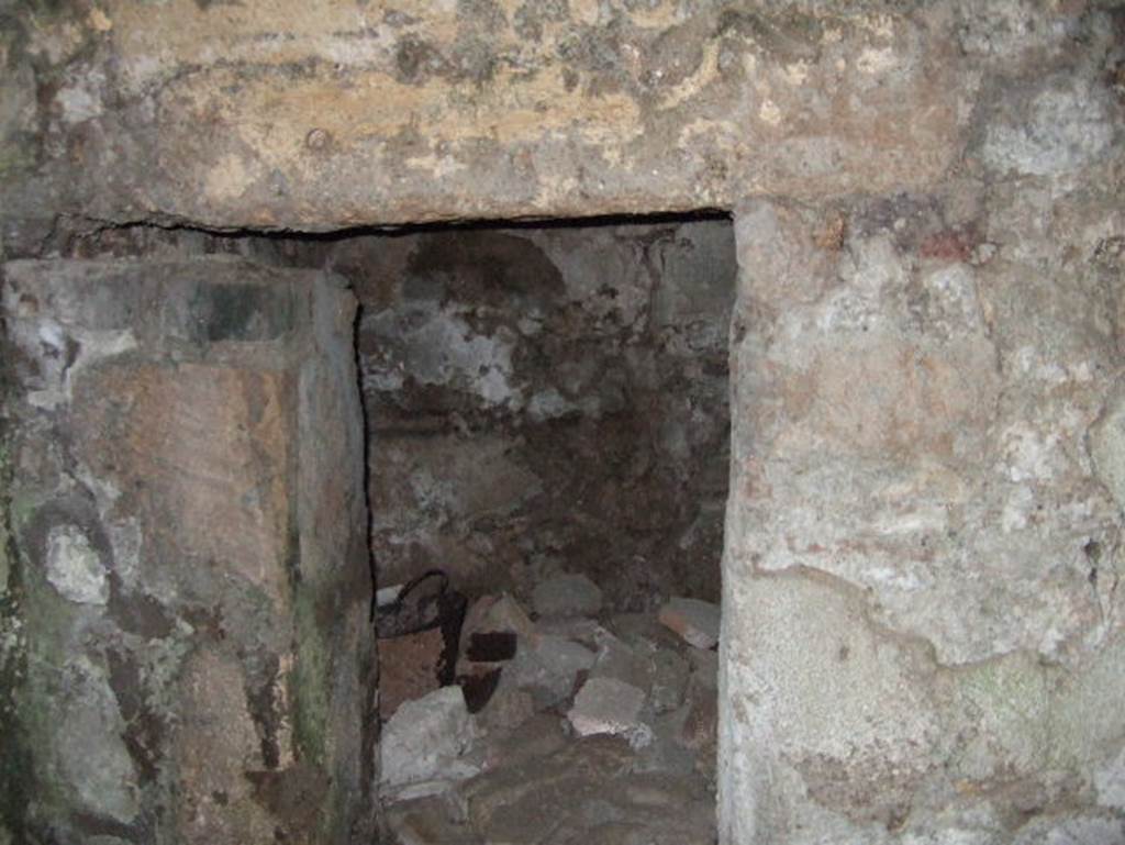 VII.15.16 Pompeii.  Granary.  May 2006.  Kneading room on south side of oven.  Basin.