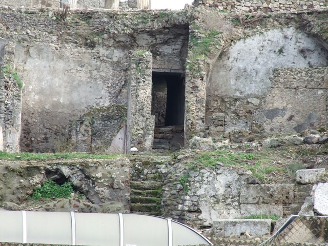 Detail of rear of VII.16.16 and VII.16.13 Pompeii built over city walls above Suburban Baths. December 2006.
