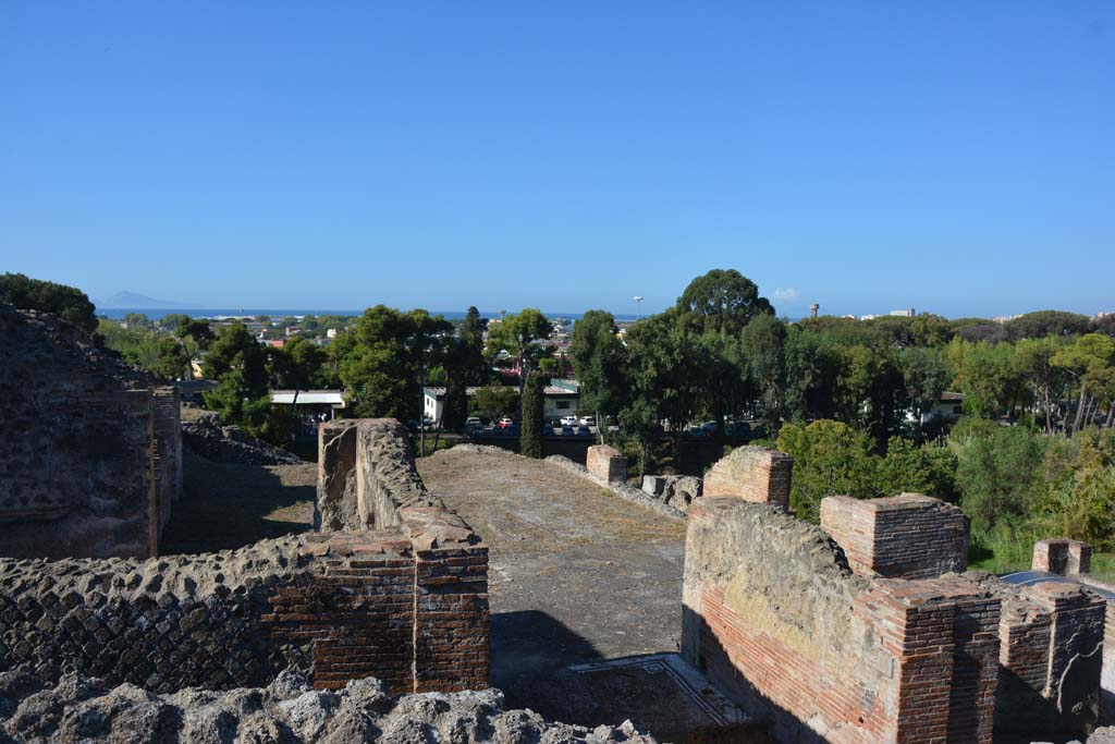 VII.16.15 Pompeii. October 2019. Looking west towards entrance doorway/corridor and into atrium, with view over Bay of Naples.
Foto Annette Haug, ERC Grant 681269 DÉCOR.