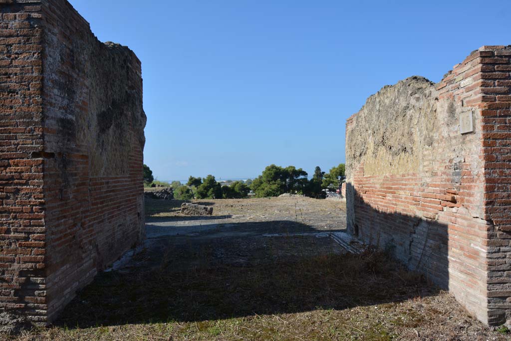 VII.16.15 Pompeii. October 2019. Looking west towards entrance doorway.
Foto Annette Haug, ERC Grant 681269 DÉCOR.