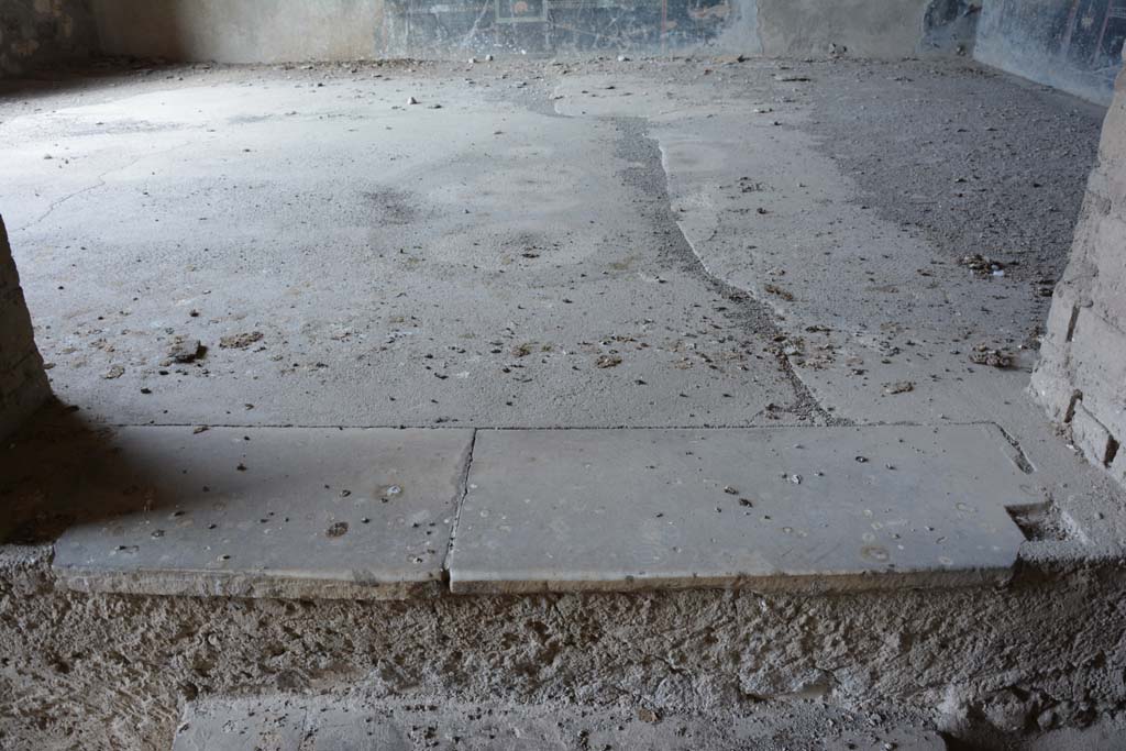 VII.16.22 Pompeii. October 2018. Room 44, lower doorway and step onto south side of flooring, from corridor 43.
Foto Annette Haug, ERC Grant 681269 D�COR.
