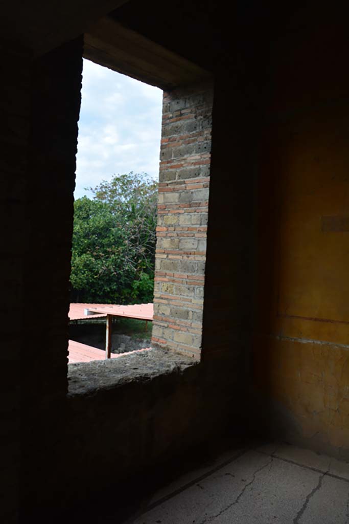 VII.16.22 Pompeii. October 2018. Room 47, west wall with window and north-west corner.
Foto Annette Haug, ERC Grant 681269 D�COR.
