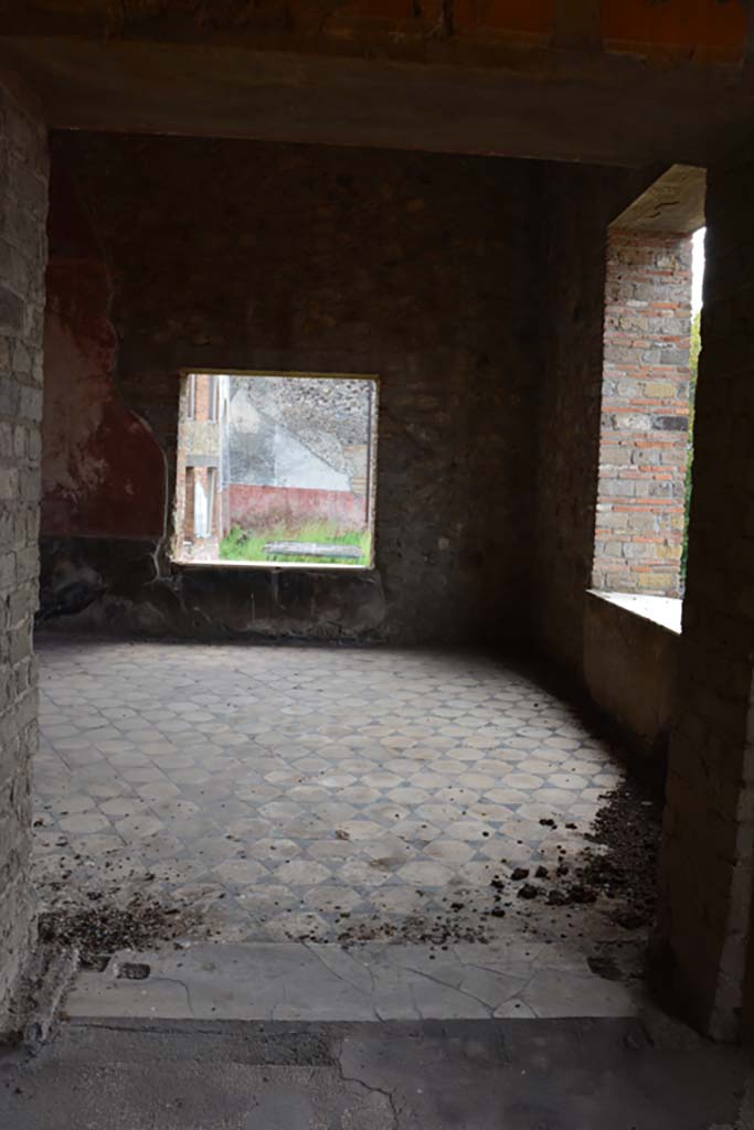 VII.16.22 Pompeii. October 2018. Oecus 48, looking south across marble tiled flooring.
Foto Annette Haug, ERC Grant 681269 D�COR.
