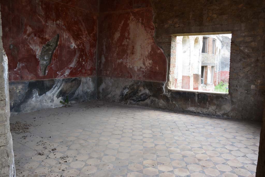VII.16.22 Pompeii. October 2018.
Oecus 48, looking towards south-east corner and south wall with window towards hanging garden area.
Foto Annette Haug, ERC Grant 681269 D�COR.
