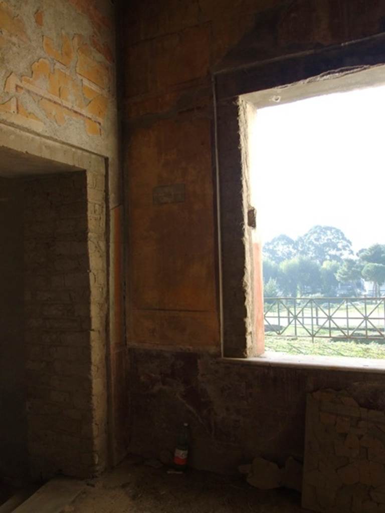VII.16.17-22 Pompeii. December 2007. South-west corner of cubiculum, and window to “hanging garden” in west wall.