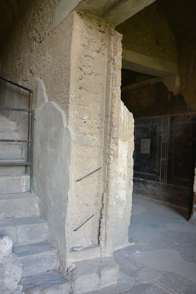VII.16.22 Pompeii. October 2018.
Looking south-east from landing 55 near stairs (54) towards doorway to room 58 with black walls.
Foto Annette Haug, ERC Grant 681269 DÉCOR.