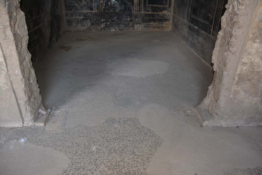 VII.16.22 Pompeii. October 2018. Room 58, looking east through lower doorway and flooring, from landing 57.
Foto Annette Haug, ERC Grant 681269 DÉCOR.
