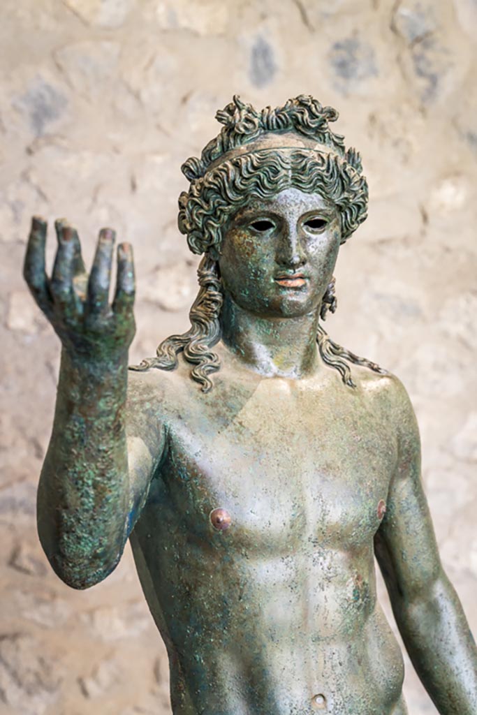 VII.16.17-22 Pompeii. January 2023.
Oecus 62, detail of head and upper body of bronze Ephebus. Photo courtesy of Johannes Eber.