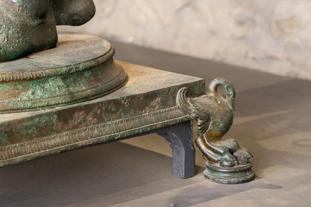 VII.16.17-22 Pompeii. January 2023.
Oecus 62, detail of base of the bronze Ephebus, used as an oil lamp holder, found in dining room. Photo courtesy of Johannes Eber.
On display in exhibition in the Palaestra.