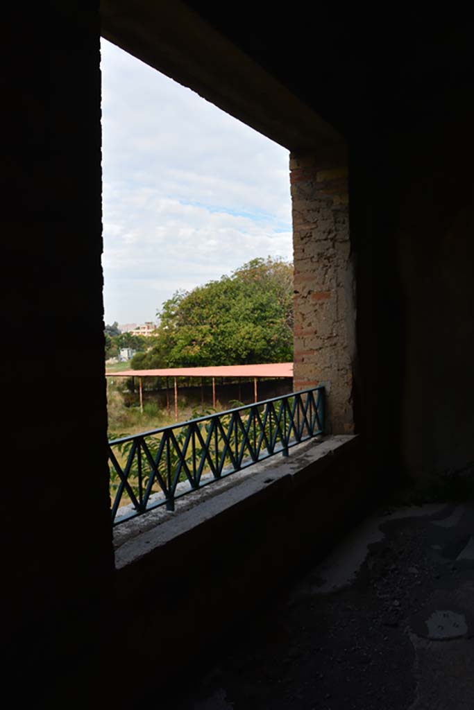 VII.16.22 Pompeii. October 2018. Room 75, window overlooking garden in west wall.
Foto Annette Haug, ERC Grant 681269 DÉCOR.