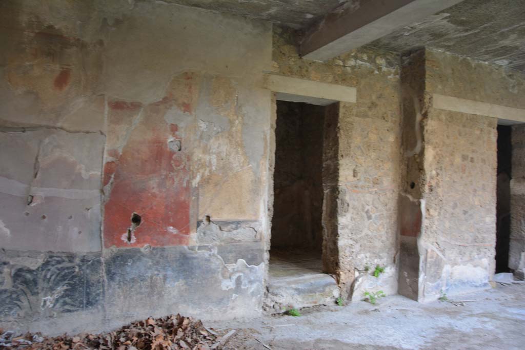 VII.16.17-22 Pompeii. October 2018. 
Portico (2), south portico at east end, with doorway into room 4, in centre, and room 3, on right.
Foto Annette Haug, ERC Grant 681269 D�COR.
