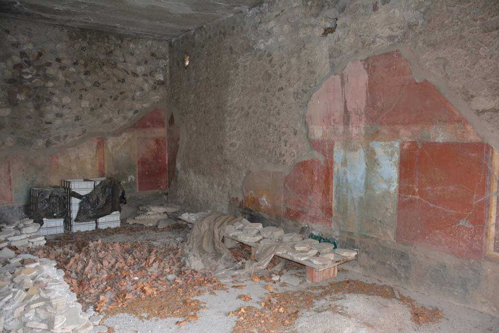 VII.16.17-22 Pompeii. October 2018. Triclinium 16, looking towards east wall, south-east corner and south wall.
Foto Annette Haug, ERC Grant 681269 D�COR.
