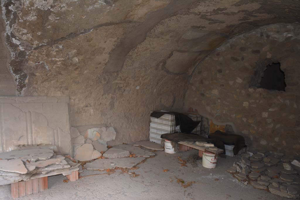 VII.16.17-22 Pompeii. October 2018. 
Room 15, with large barrel-vaulted ceiling, looking towards north wall, north-east corner and east wall. 
On the east wall at the north end, the painted zoccolo can be seen, painted with fake marble punctuated with yellow and black panels.
Foto Annette Haug, ERC Grant 681269 D�COR.
