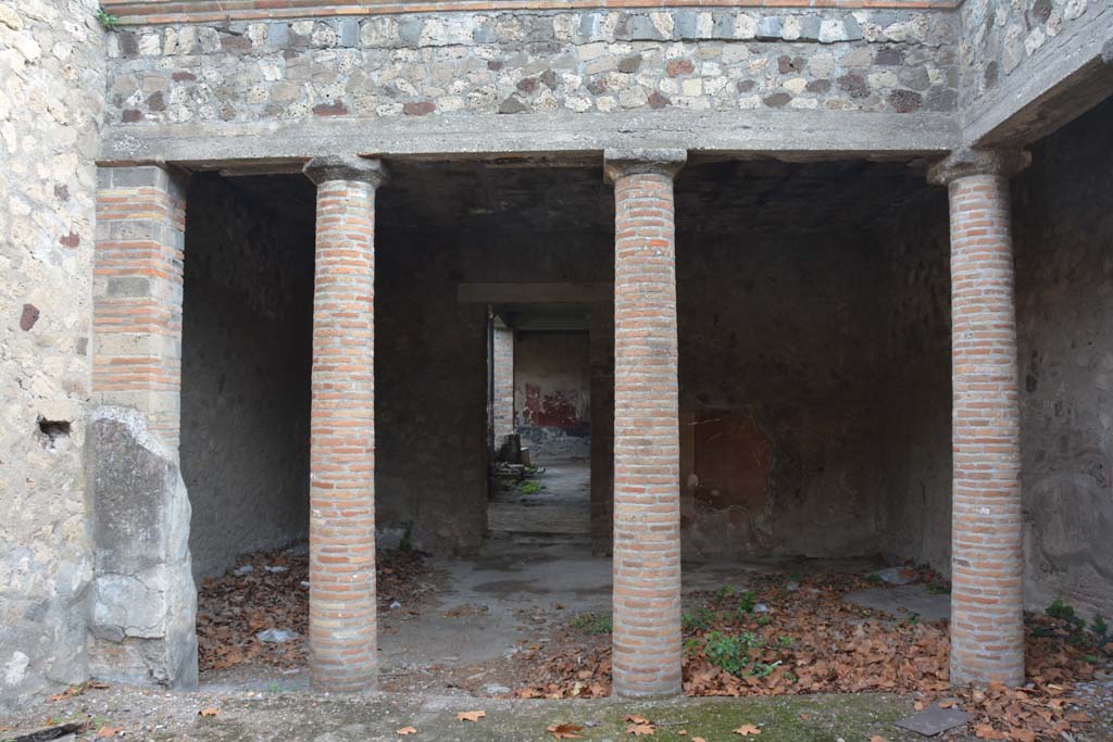 VII.16.17-22 Pompeii. October 2018. Peristyle 14, looking east towards doorway to portico (2).
Foto Annette Haug, ERC Grant 681269 D�COR.
