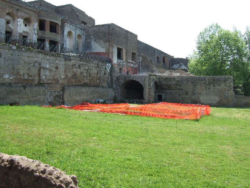 VII.16.17-22 Pompeii. May 2006. Looking south across large garden on ground level, on the north side of other smaller lower level garden behind wall.
