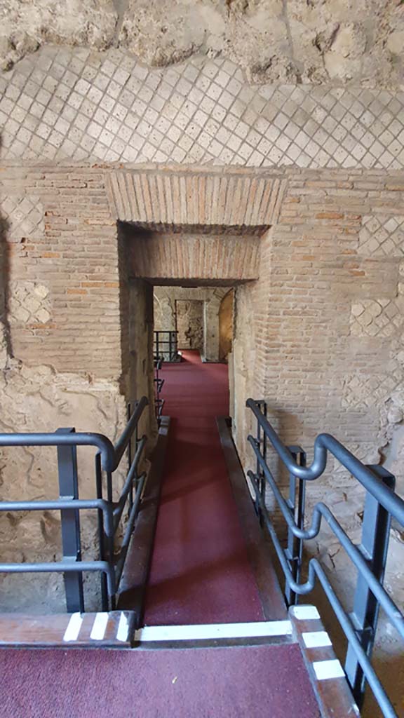 VII.16.a Pompeii. July 2021.
Doorway from room 5 to room 4, calidarium. Looking north.
Foto Annette Haug, ERC Grant 681269 DÉCOR.