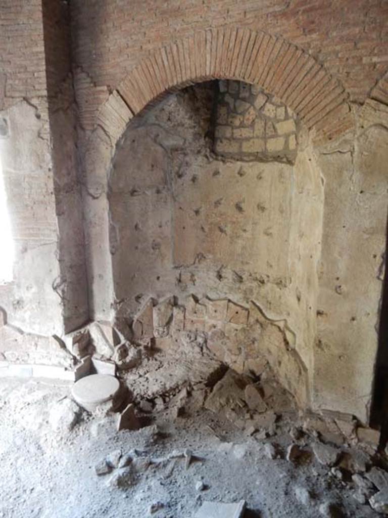 VII.16.a Pompeii. May 2015. Room 4, north wall with large niche on east side of semi-circular window. Photo courtesy of Buzz Ferebee.