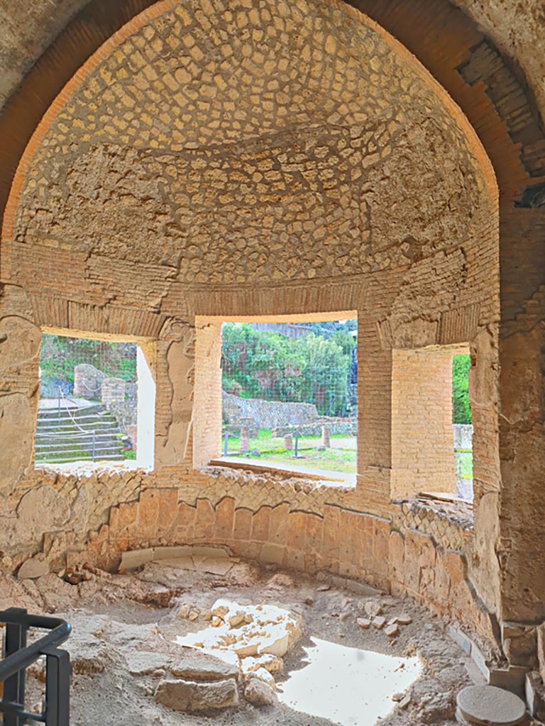 VII.16.a Pompeii. November 2023.
Room 4, looking towards semi-circular window on west side. Photo courtesy of Giuseppe Ciaramella.
