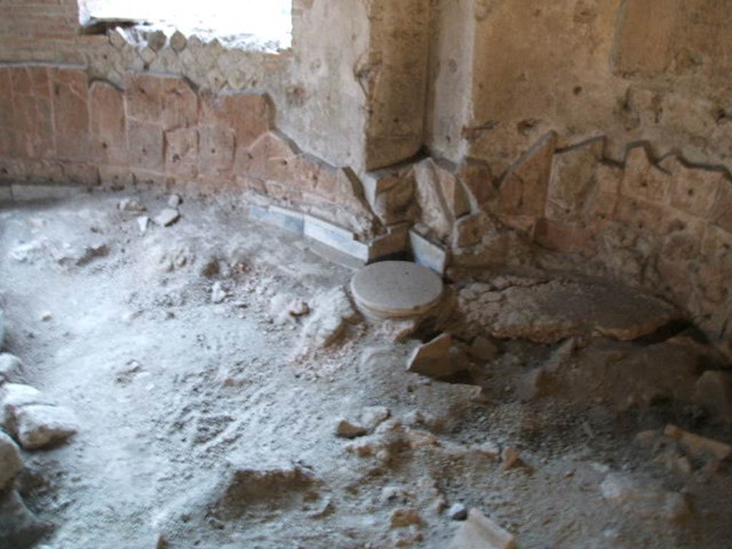 VII.16.a Pompeii. September 2005. Room 4, wall around window on north-west side.