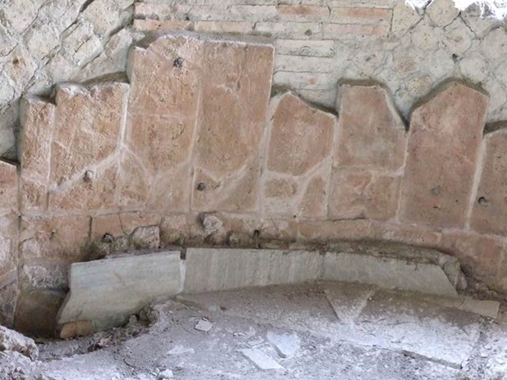 VII.16.a Pompeii. September 2005. Room 4, wall around semicircular window.