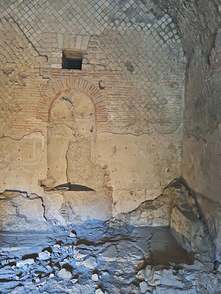 VII.16.a Pompeii. November 2023.
Room 4, calidarium, looking towards east wall and south-east corner. Photo courtesy of Giuseppe Ciaramella.