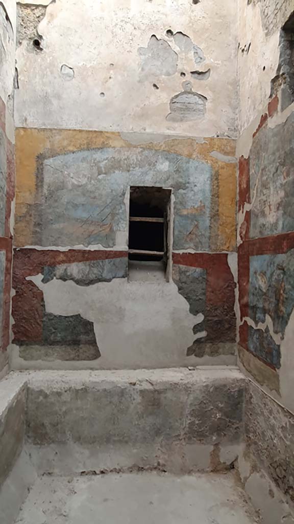 VII.16.a Pompeii. December 2006. Room 9, south wall of Nymphaeum cascade.
