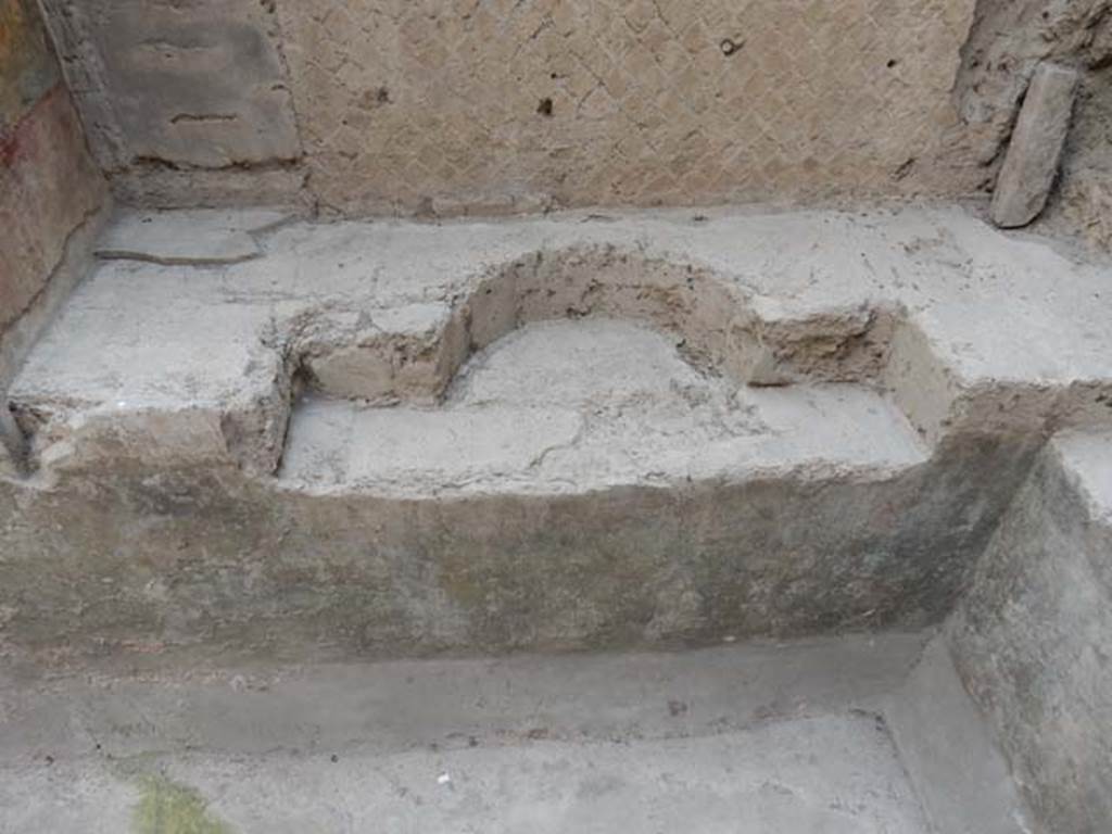 VII.16.a Pompeii. May 2015. Room 9. Bottom of cascade. Photo courtesy of Buzz Ferebee.