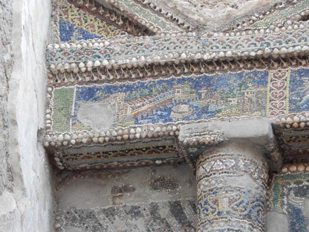 VII.16.a Pompeii. May 2015. Room 9, detail from north end of nymphaeum.
Photo courtesy of Buzz Ferebee.