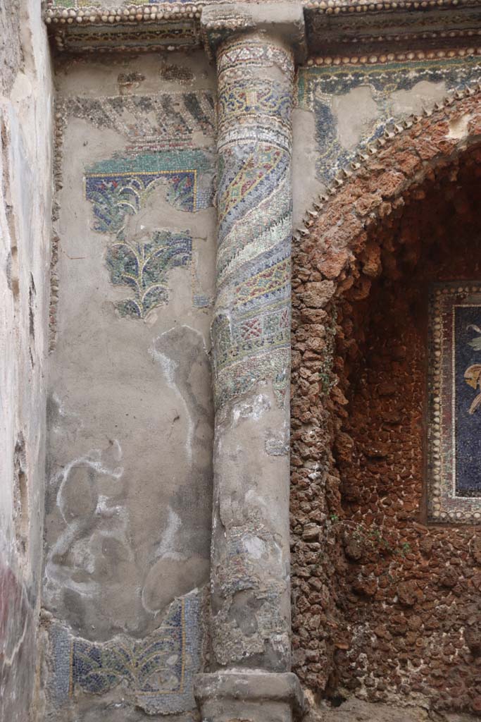 VII.16.a Pompeii. October 2020. Room 9, column on north side. Photo courtesy of Klaus Heese.