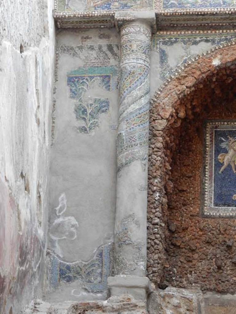 VII.16.a Pompeii. May 2015. Room 9, column on north side. Photo courtesy of Buzz Ferebee.