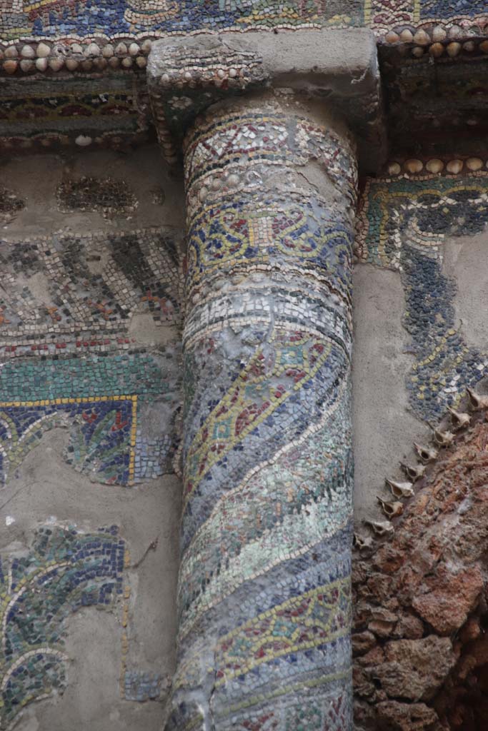 VII.16.a Pompeii. September 2021.
Room 9, detail of mosaic column on north side. Photo courtesy of Klaus Heese.