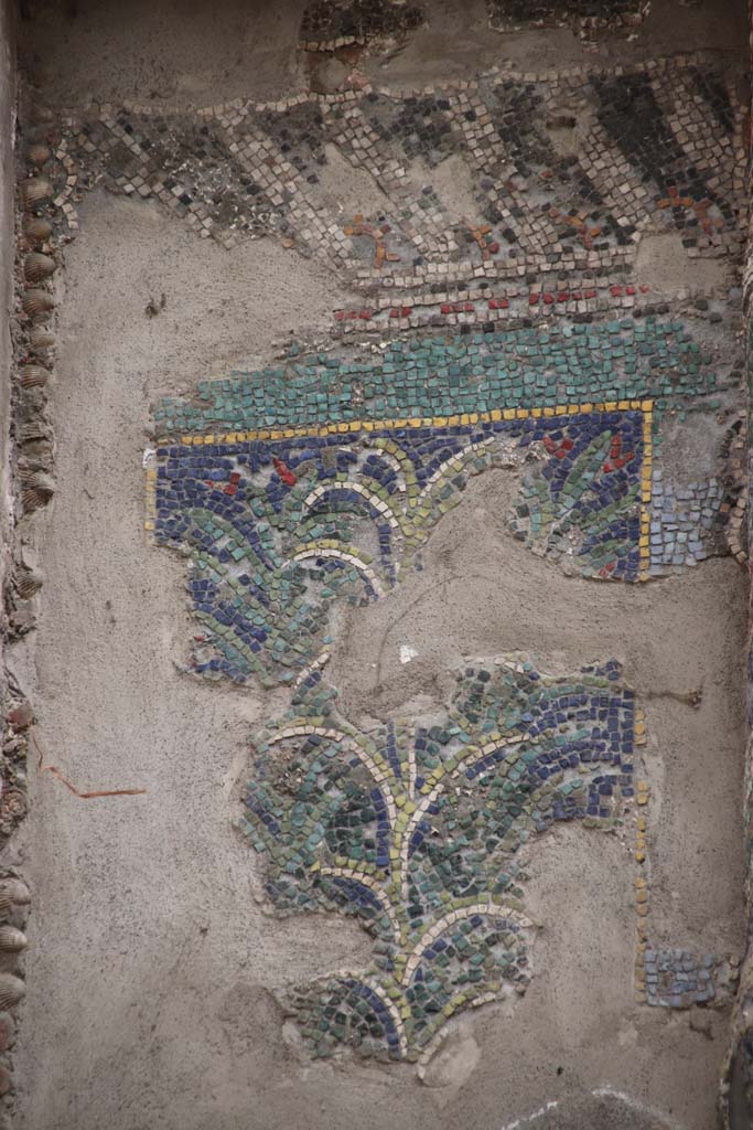 VII.16.a Pompeii. October 2020. Room 9, detail from mosaic at side of column on north side.
Photo courtesy of Klaus Heese.