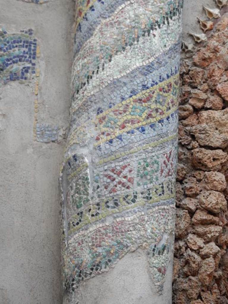 VII.16.a Pompeii. May 2015. Room 9, detail of column on north side.
Photo courtesy of Buzz Ferebee.