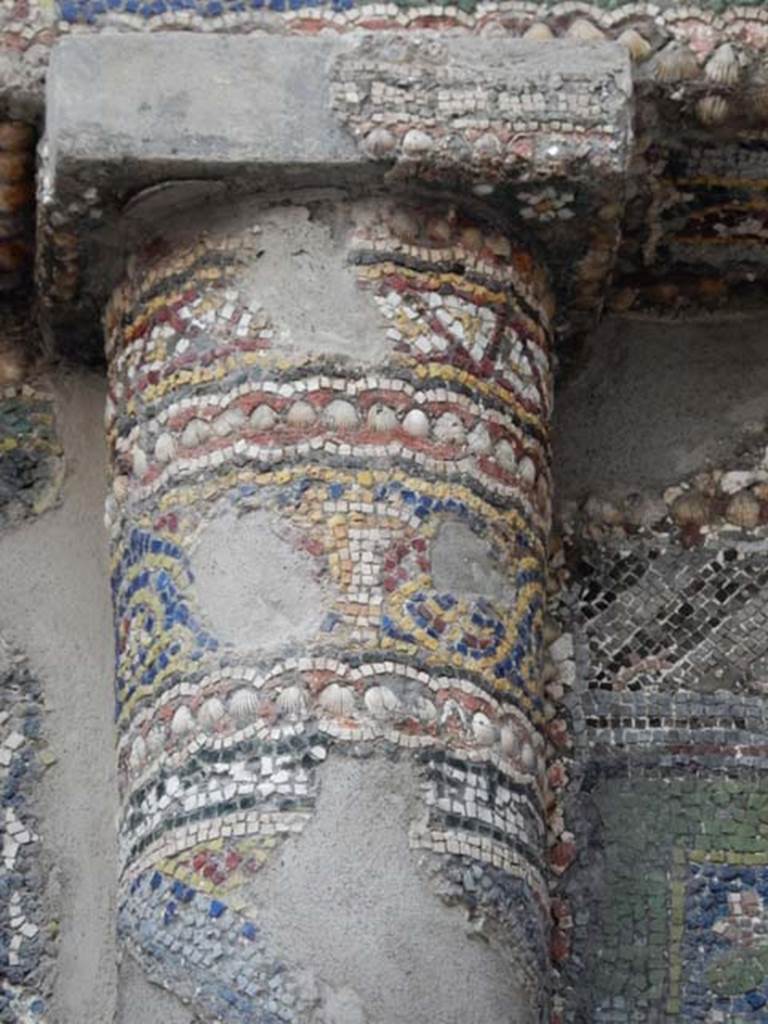 VII.16.a Pompeii. May 2015. Room 9, detail of column on south side. Photo courtesy of Buzz Ferebee.